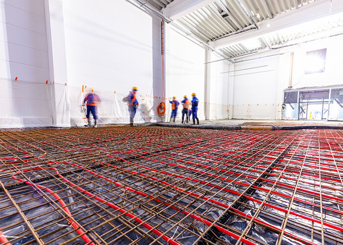 Diseñamos y construimos pisos industriales robustos y duraderos que soportan las demandas de entornos industriales exigentes. Nuestras soluciones optimizadas minimizan la aparición de grietas y deformaciones, garantizando una superficie plana y estable.