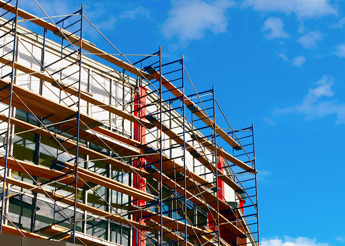 Evaluamos e intervenimos estructuras existentes con énfasis en el contexto sísmico, garantizando la seguridad y confiabilidad de las mismas. Nuestro equipo de expertos realiza un análisis minucioso del estado actual de la estructura, considerando su capacidad para resistir sismos y otros eventos extremos. De ser necesario, se diseña una intervención estructural a la medida, cumpliendo con los más altos estándares de la industria (NSR-10, ASCE/SEI 41) y los objetivos planteados por el cliente.