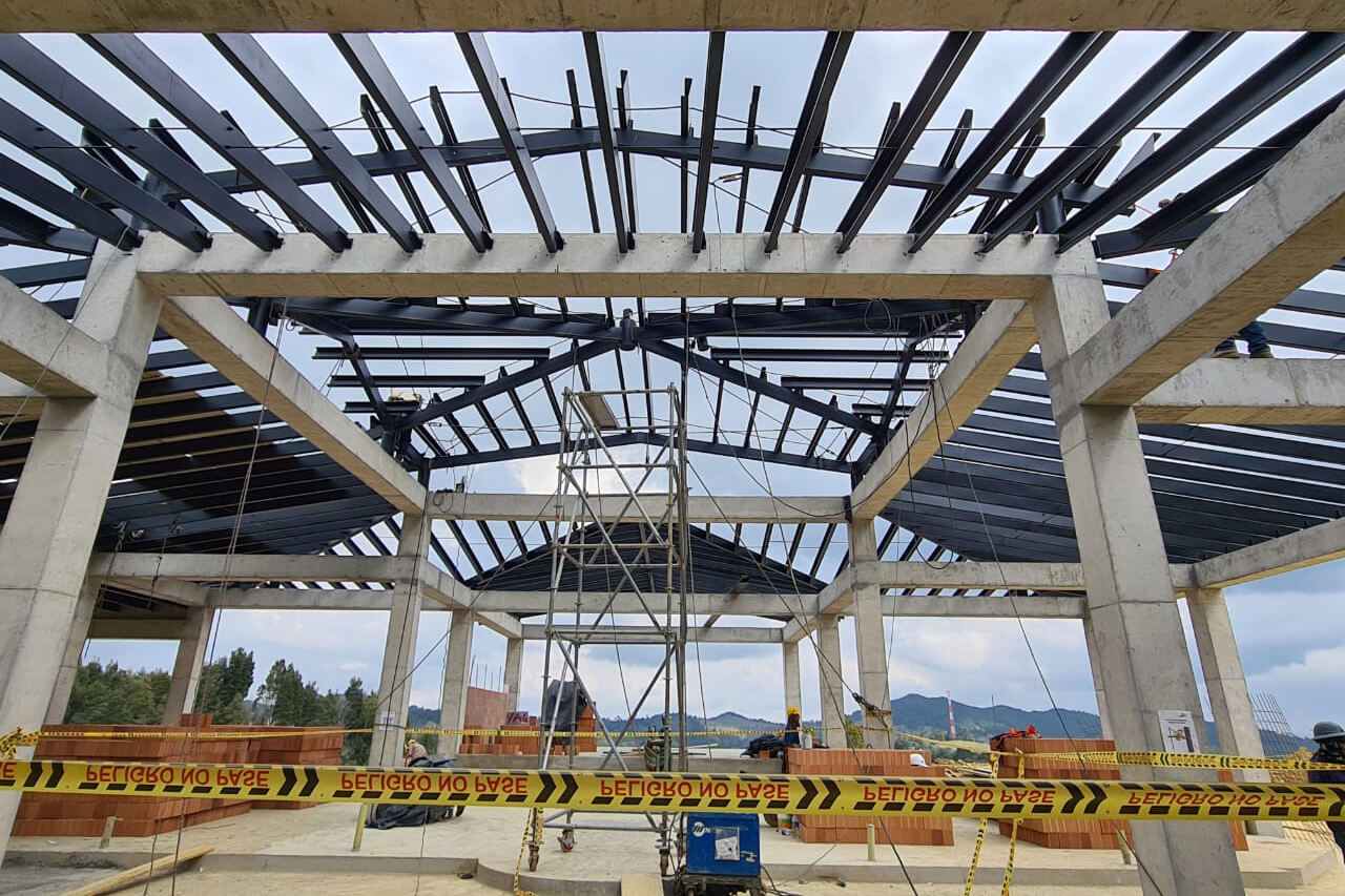 Avance de construcción - Instalación de cubierta metalica. Diseño estructural Casa Eterna